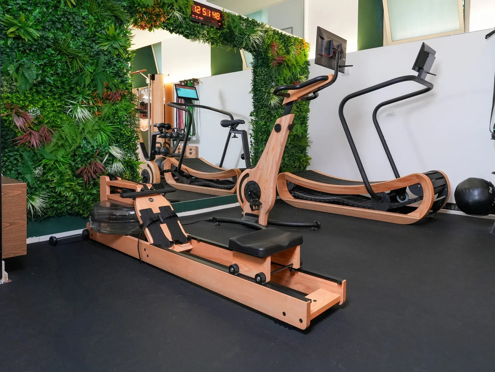 Attrezzature in legno e parete verde